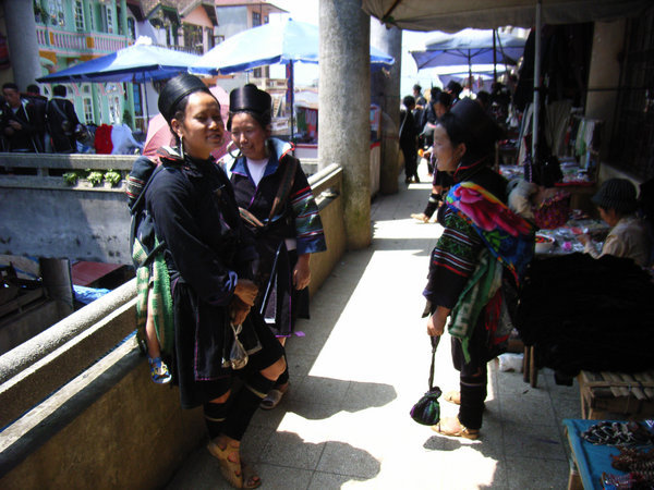 Black H'mong women at Sapa market