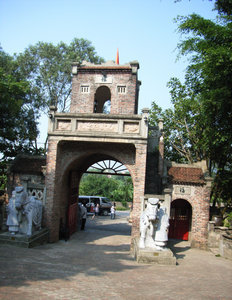 Gate into the Thành Chương's Viet Palace