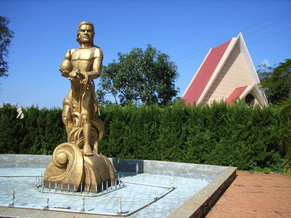 Statue at Đồng Xanh park 