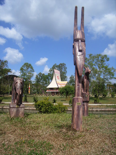 Statues at Đồng Xanh park 