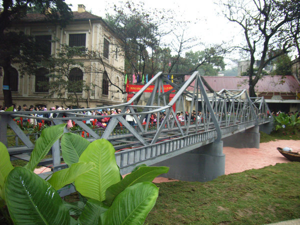 Long Biên bridge