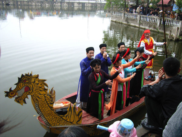 Quan Ho singers on the boat