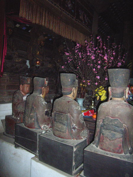 Buddha statues at Tây Phương pagoda