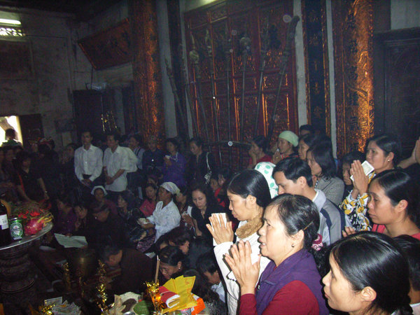 People are praying at Kiếp Bạc temple 