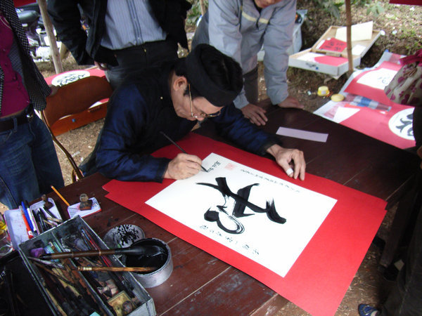 A calligraphy artist at Và temple