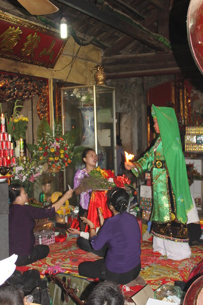 "Hầu đồng" ritual at Thác Bờ temple