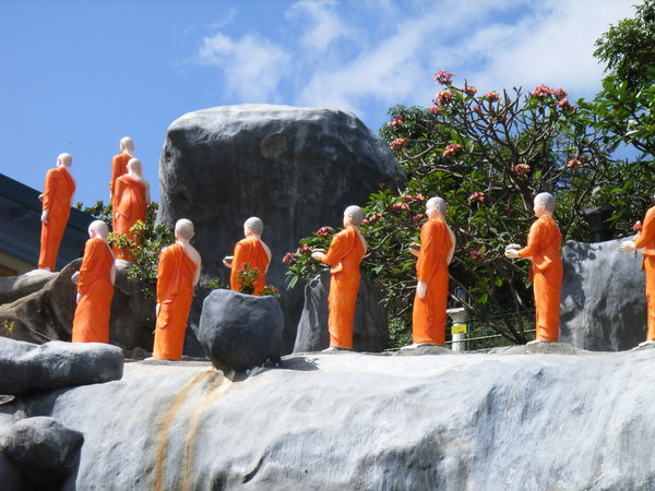 Statues of monks - Dambulla