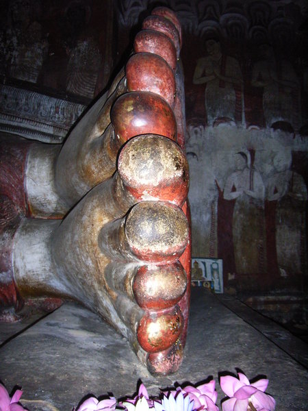 Toes of a lying Buddha statue