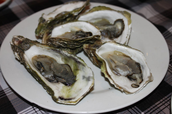 Raw oyster meat (Hàu sống)