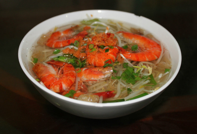 Hủ tiếu tôm (noodle soup with shrimp)