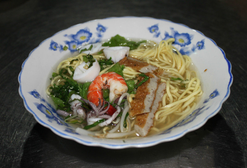 Mì hải sản (seafood noodle soup)