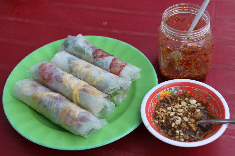 Pò Pía rolls using rice papers with egg & vegetables