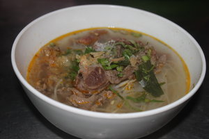 Mì bò (noodle soup with beef)