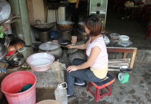 Making steamed rice cakes "Bánh cuốn"
