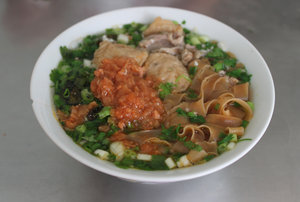 Bánh canh thập cẩm (mixed noodle soup)