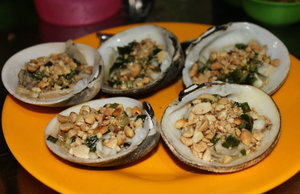 Sò nướng (grilled oysters with peanut)