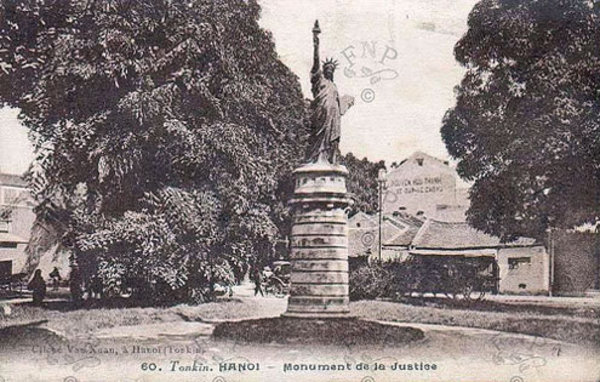 Statue of Liberty at Cửa Nam flower garden