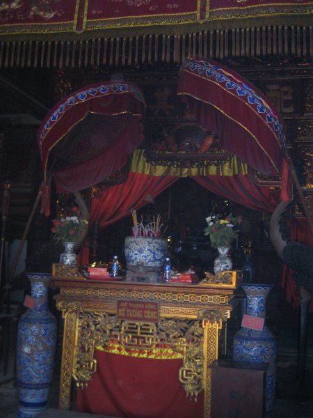 Altar inside Chuà Thầy pagoda