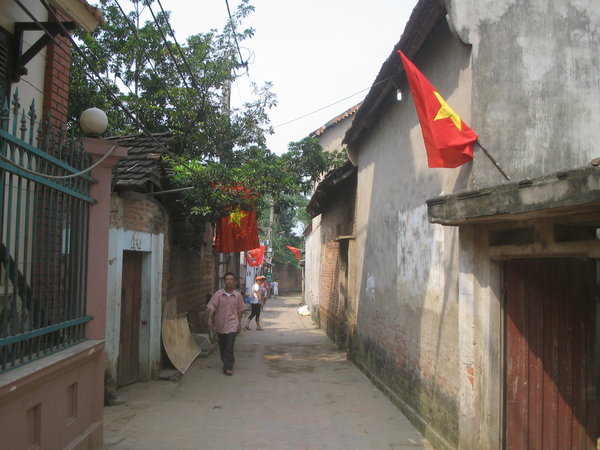 An alley in Chàng Sơn fan village