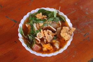 Bún riêu mực (Noodle soup with crab & squid)