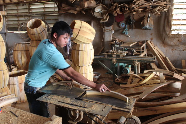 A boy working at Mr. Hùng's factory