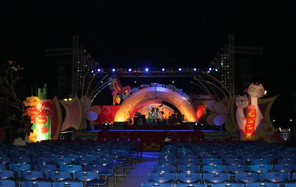 Stage by Thu Bồn river (Hội An) on NY's eve