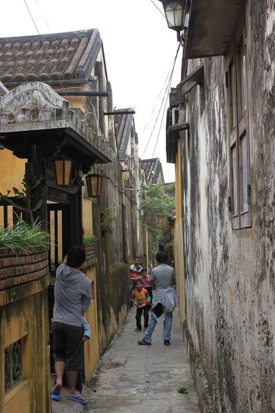 Children are playing inside an alley in Hội An