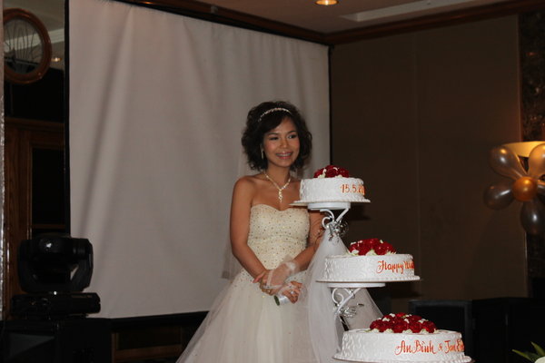 The bride next to wedding cake