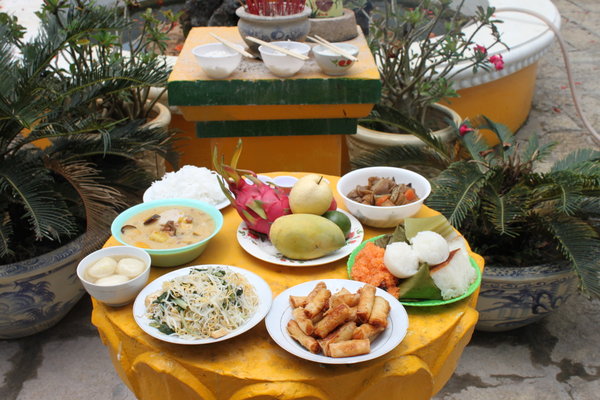 Vegetarian offerings at Phi Yến temple