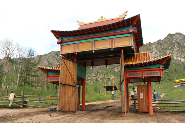 Gate to Kingyo monastery
