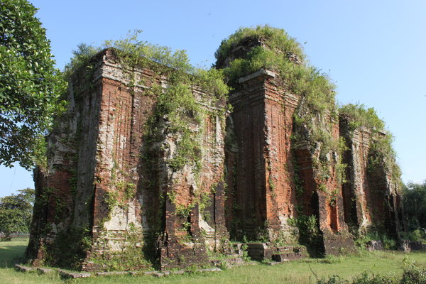 Chiên Đàn group of Chàm towers