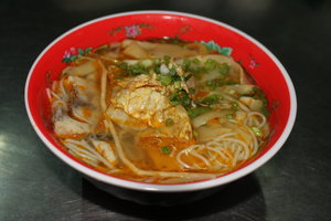 Bún cá thu (noodle soup with fish and young bamboo)