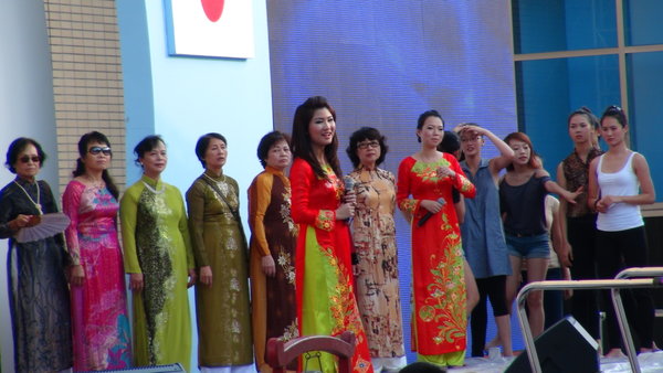 Áo Dài traditional dresses on the stage