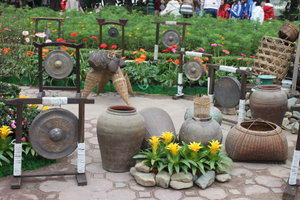 Baskets, vases and gongs
