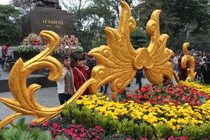 In front of King Lý Thái Tổ statue