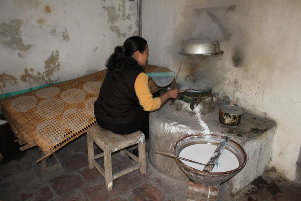 Making rice papers with hand