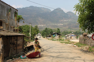 Lùng Tám weaving village