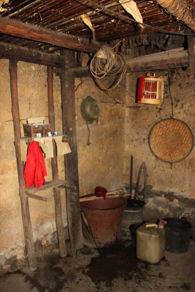 Inside H'mong house in Sủng Là