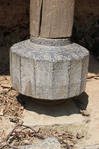 Column with stone foundation
