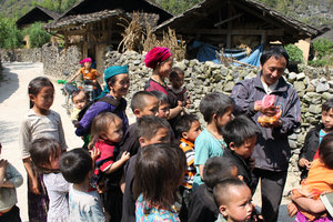 Sharing bread to H'mong children