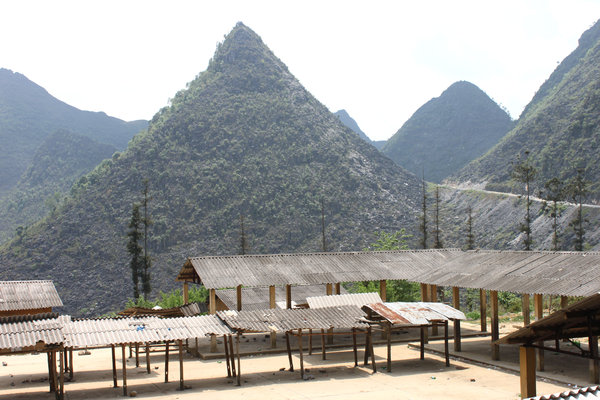 Pyramid shaped mountains in Sà Phìn commune