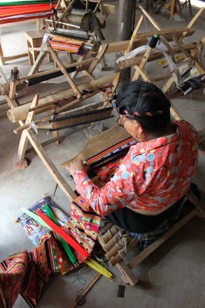 Pà Thẻn weaving village