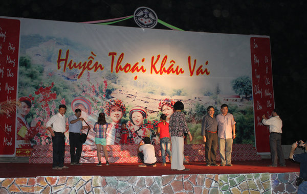 Stage at the Khâu Vai Love Fair