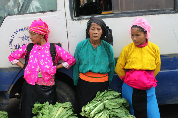 Selling vegetables at Lũng Phìn market