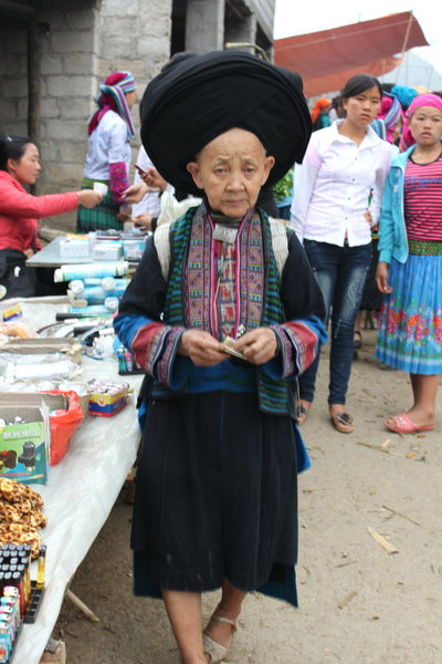 An old ethnic woman at Lũng Phìn market