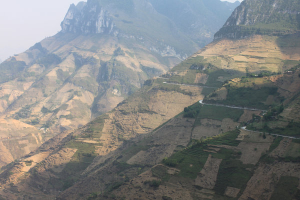 Mapileng pass along the mountains