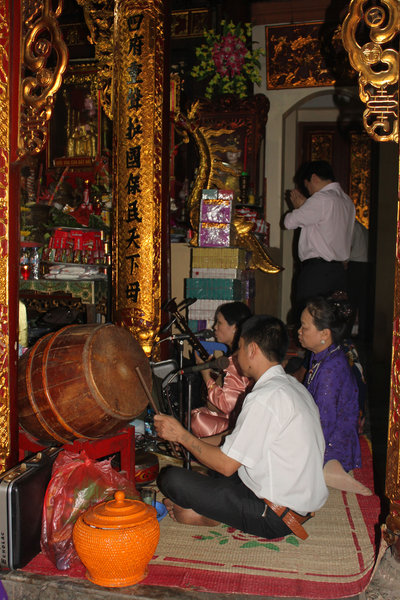 Singing during "Hầu đồng" ritual at Tam Cờ temple