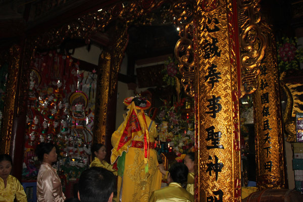 "Hầu đồng" ritual at Tam Cờ temple