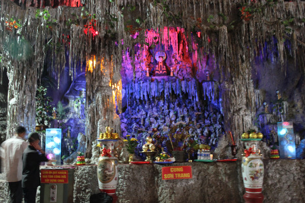 Pagoda inside Tam Thanh cave