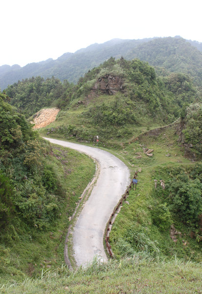 Road to the top of Mẫu Sơn mountain